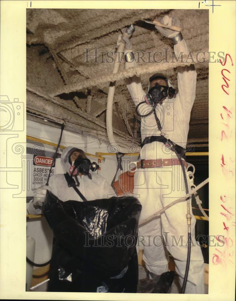 1988 Press Photo Benita Vega and Nelson Bean remove Asbestos from Ceiling- Historic Images