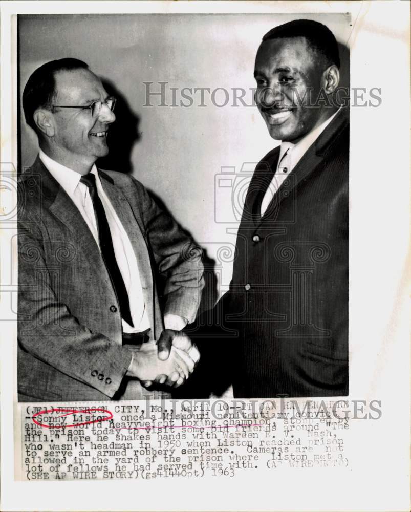 1963 Press Photo Sonny Liston, Boxer with Warden E. V. Nash in Jefferson City - Historic Images