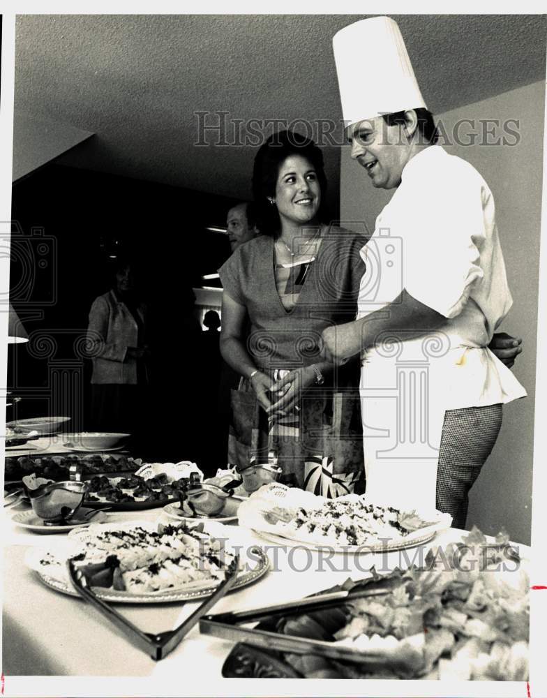 1984 Press Photo Chef Herve Glin shows food to Nancy Lopez at La Coumbe D&#39;Or - Historic Images