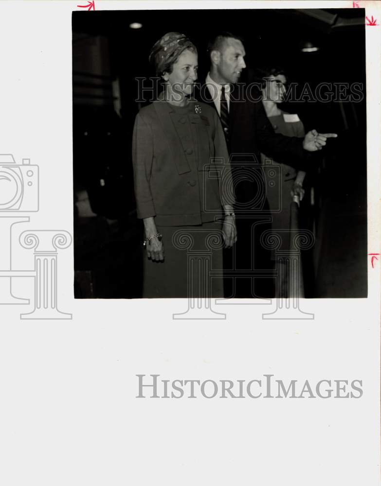 1965 Press Photo Bob Lillis of Houston Astros Baseball and Women touring Stadium- Historic Images