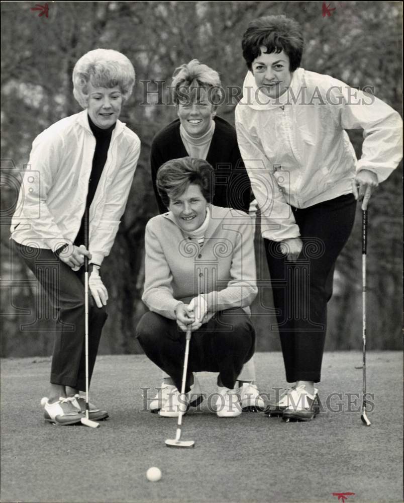 1969 Press Photo Kathy Whitworth and fellow golfers "read the greens."- Historic Images