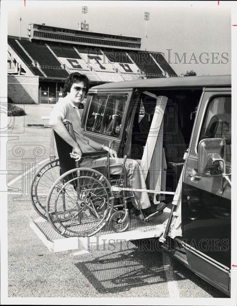 1978 Press Photo Former TCU football player Kent Waldrep rolls into van - Historic Images