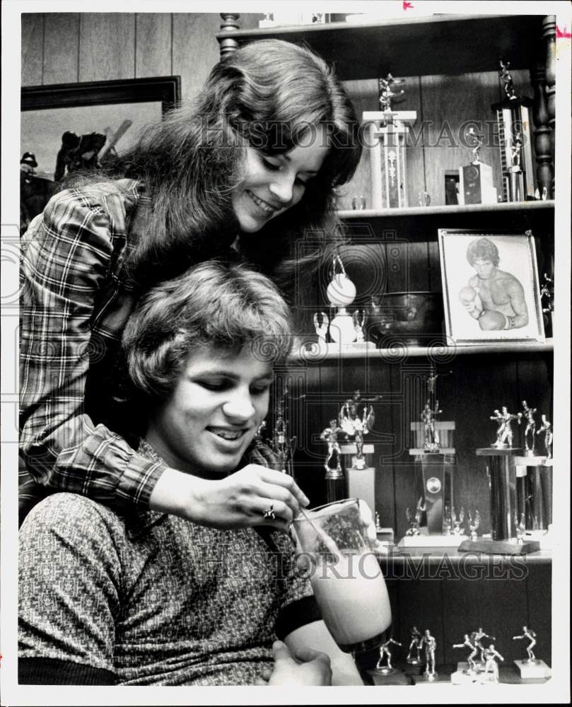 1975 Press Photo Maurice &quot;Termite&quot; Watkins, Boxer with Fiancee Kelley at Dinner- Historic Images