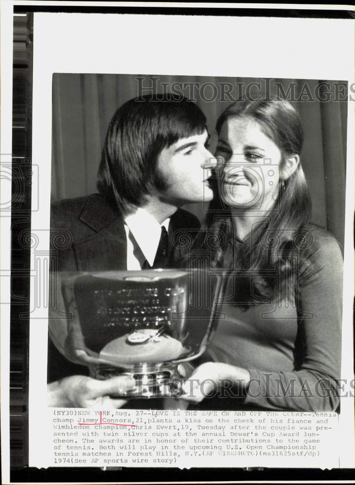 1974 Press Photo Jimmy Connors kisses fiance Chris Evert at Dewar&#39;s Cup luncheon- Historic Images