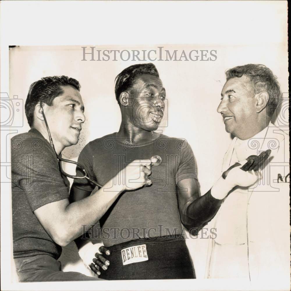 1960 Press Photo Medical Staff Examines Boxer Joe Brown - hps09603 - Historic Images