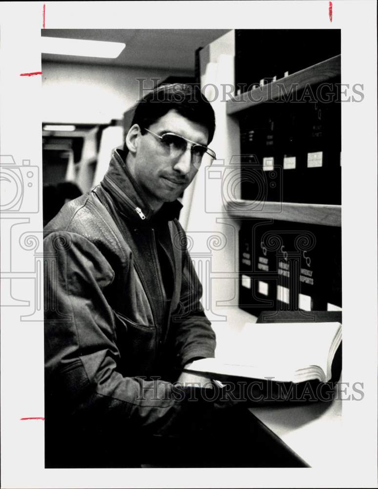 1986 Press Photo Houston Oilers Football Player Oliver Luck Studies for Law Exam - Historic Images