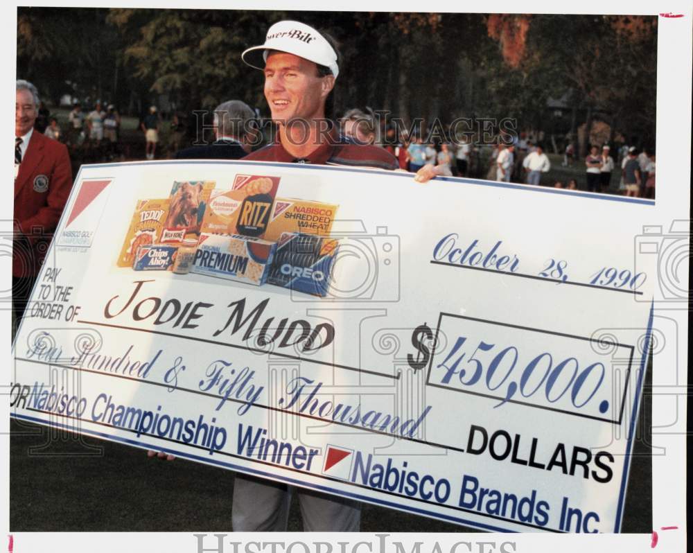 1990 Press Photo Golfer Jodie Mudd shows his winning $450,000 check. - hps09921- Historic Images