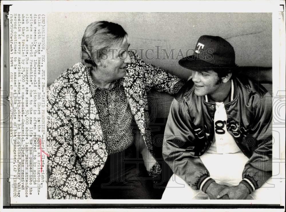 1973 Press Photo David Clyde talks to Texas Rangers Owner Bob Short in Arlington- Historic Images