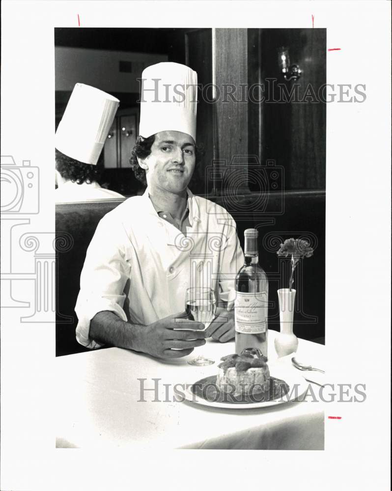 1981 Press Photo Chef Patrick Ravalais shows his Charlotte de Fraises at Annie&#39;s- Historic Images