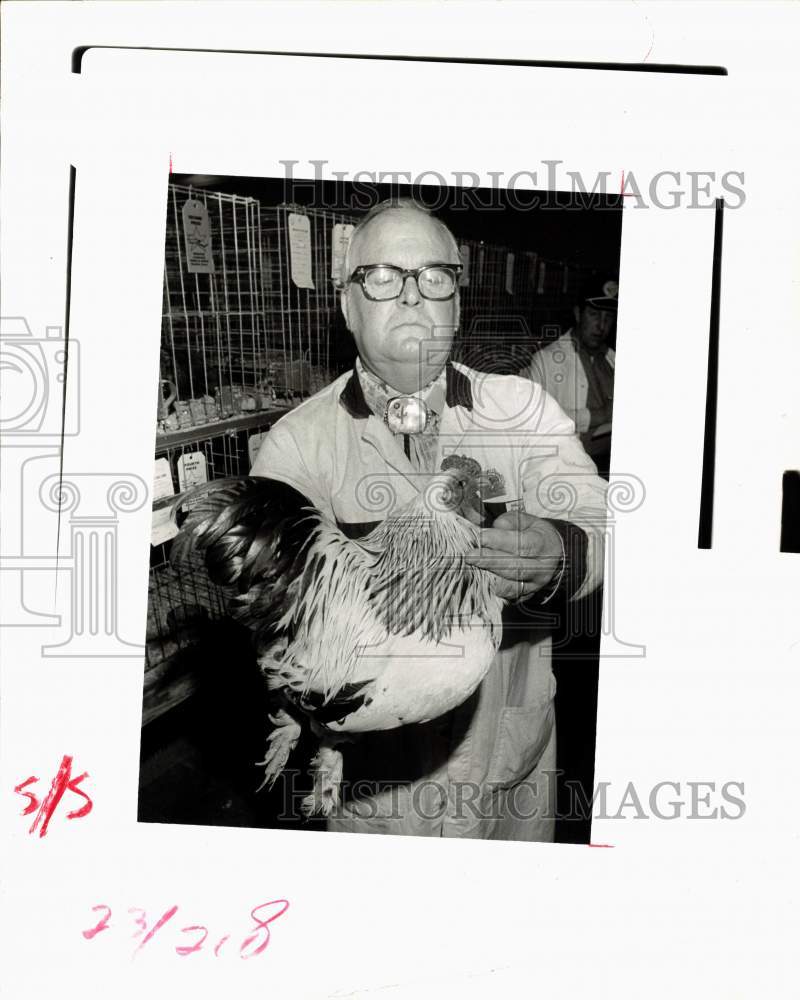 1977 Press Photo John S. Garrett, Judge at Houston Livestock Show with Chicken - Historic Images