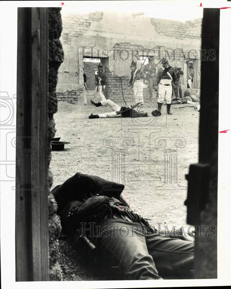 1986 Press Photo Reenactors Portray Battle of Alamo in Brackettville, Texas- Historic Images