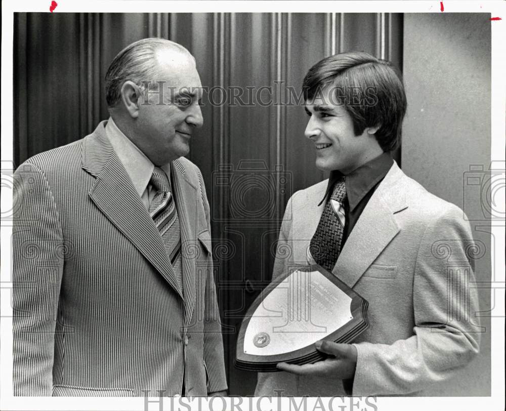 1973 Press Photo Andy Wuensch presented award by W.C. Moore in Houston. - Historic Images