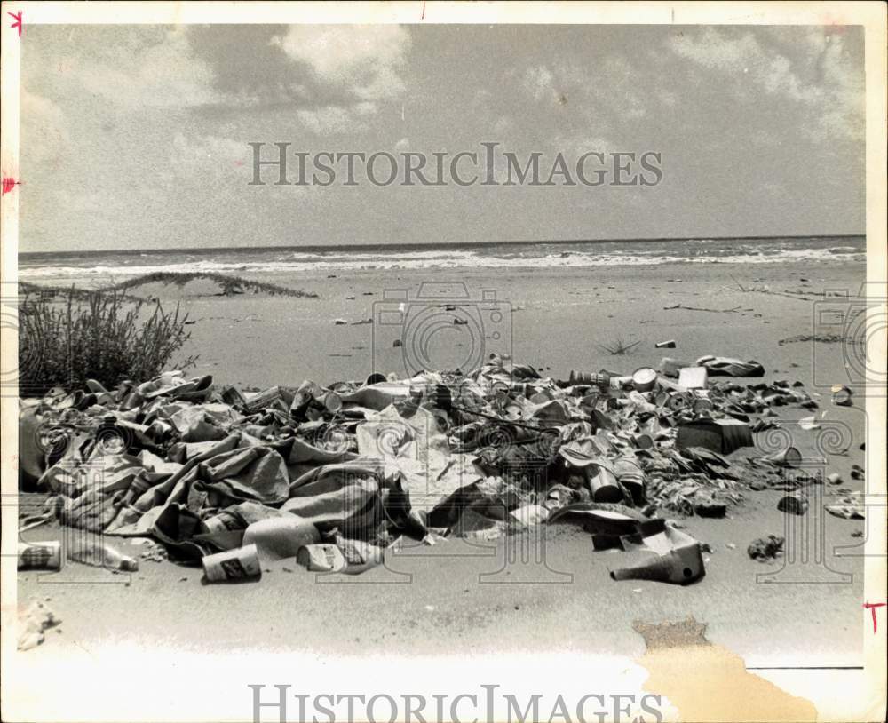 1965 Press Photo Pile of Trash on Texas Beach - hps11070- Historic Images