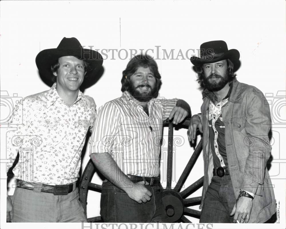 1977 Press Photo Rusty Wier poses with country-western stars Hankamer and Ramsey- Historic Images