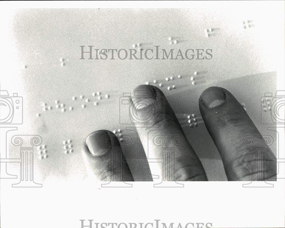 1982 Press Photo Fingers read Braille at V. A. Medical Center - hps11373 - Historic Images