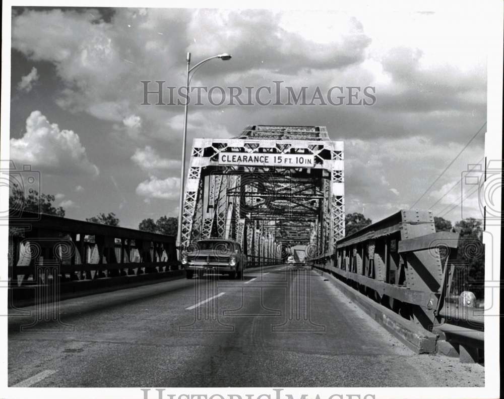 1964 Press Photo Traffic crosses bridge in Texas. - hps11430- Historic Images