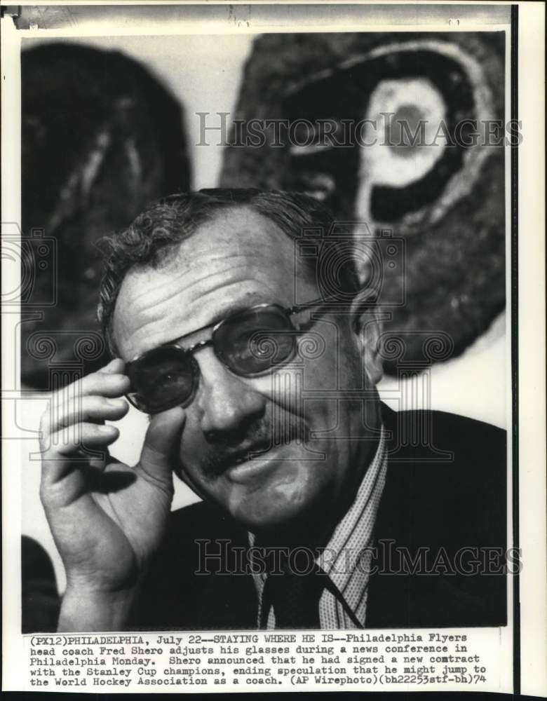 1974 Press Photo Philadelphia Flyers Head Hockey Fred Shero at Conference- Historic Images