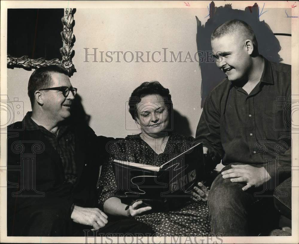 1964 Press Photo Young Texan of Month Calvin Powitzky with parents in Pasadena.- Historic Images