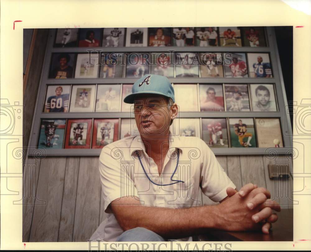 1989 Press Photo Aldine Football Bill Smith, Aldine High School Fieldhouse- Historic Images