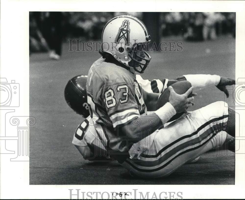 1982 Press Photo Tom Smith, Houston Oilers Football Player with Touchdown Pass- Historic Images