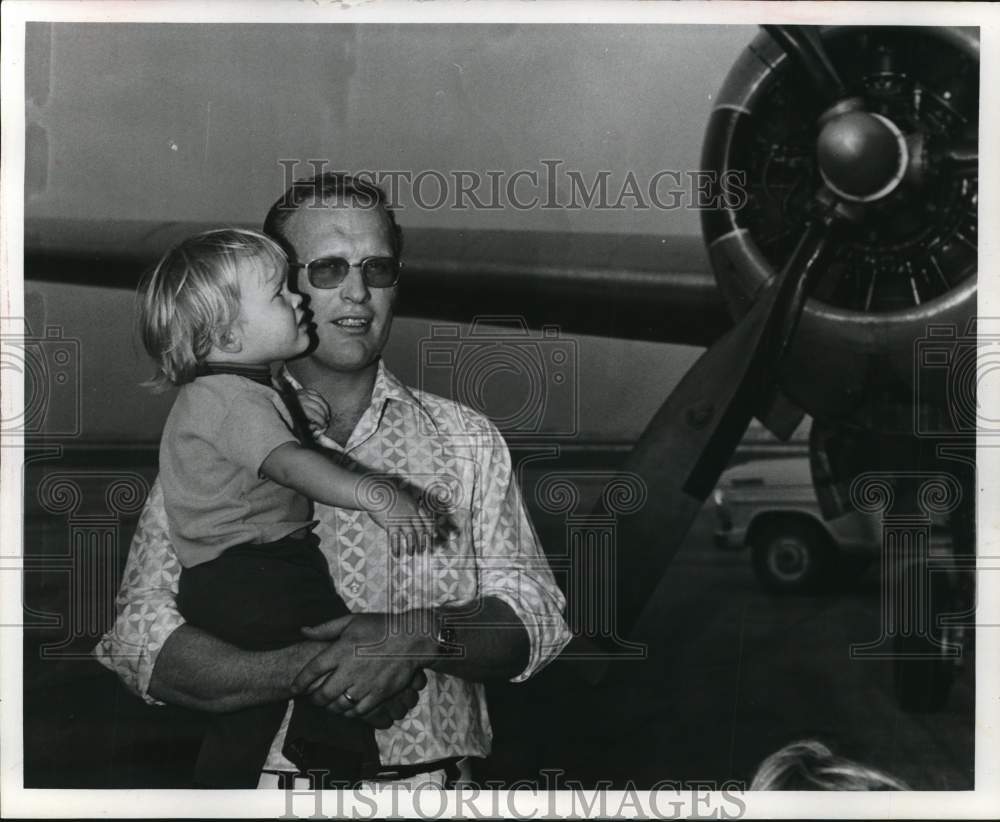 1972 Press Photo Wayne Rutledge, Houston Aeros Hockey Goalie with son ...