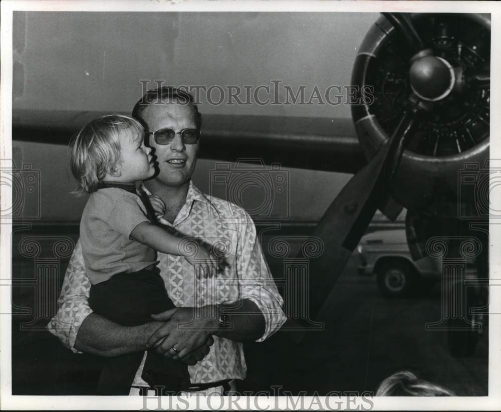 1972 Press Photo Wayne Rutledge, Houston Aeros Hockey Goalie with son, Chet- Historic Images