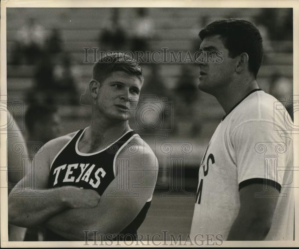 1969 Press Photo Randy Matson, Texas A&M Shot Putter chats with Friend - Historic Images