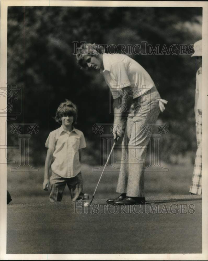 1973 Press Photo Boy Watches Golfer Tony Pfaff Putt - hps12967 - Historic Images