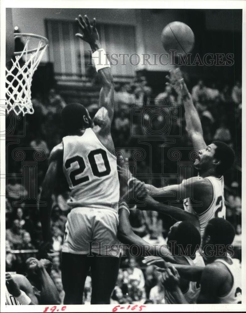 1982 Press Photo Ricky Pierce (Rice) and Terry Teagle (Baylor) play basketball - Historic Images