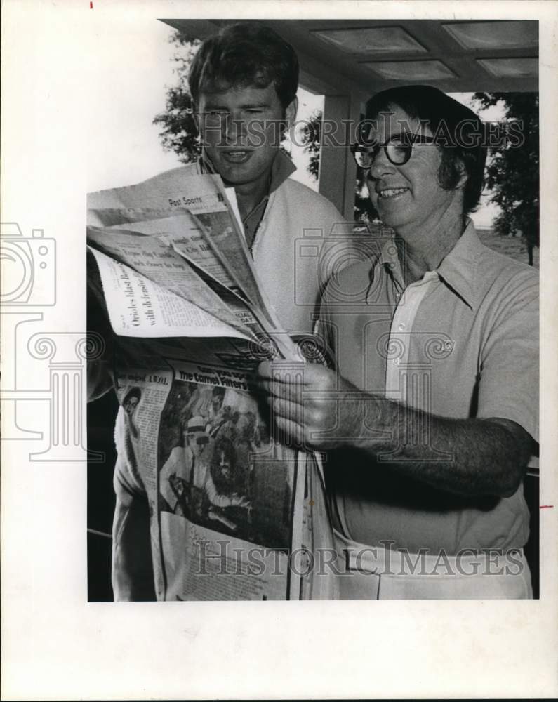 1973 Press Photo Bobby Riggs and tennis trainer Lornie Kuhle read newspaper - Historic Images