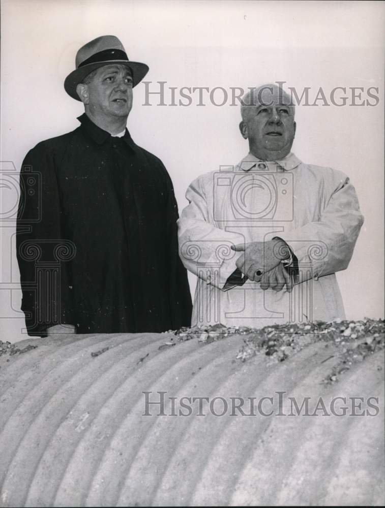 1961 Press Photo Baseball&#39;s Gabriel Paul and Warren Giles pose. - hps13423 - Historic Images