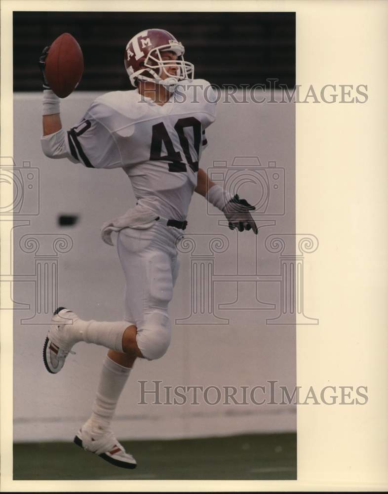 1987 Press Photo Aggie Gary Oliver leaps into air after catching option pass. - Historic Images