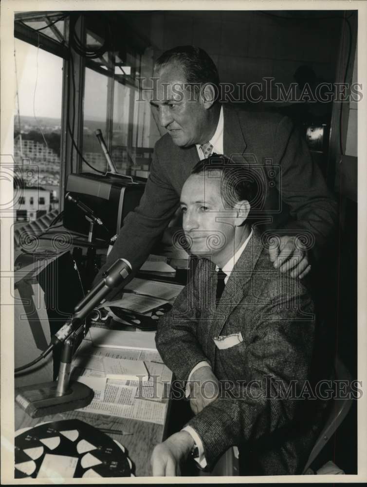 1958 Press Photo Actor Lindsey Nelson watches football game from press box - Historic Images