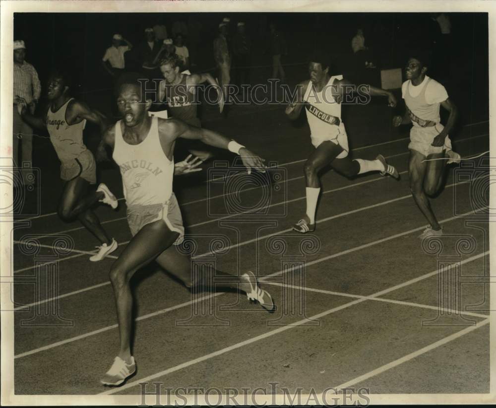 1971 Press Photo Track star Robert Perry hits the tape as other athletes follow. - Historic Images
