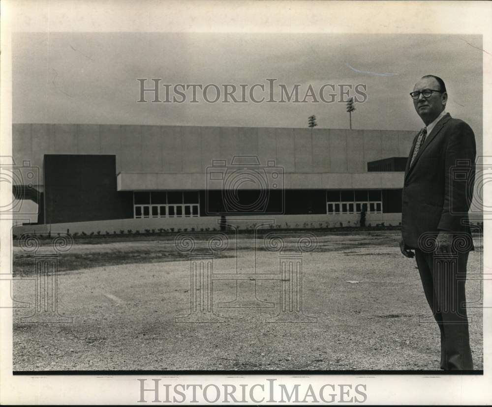 1973 Press Photo Weldon &quot;Stony&quot; Phillips stands at Pasadena schools&#39; new gym.- Historic Images