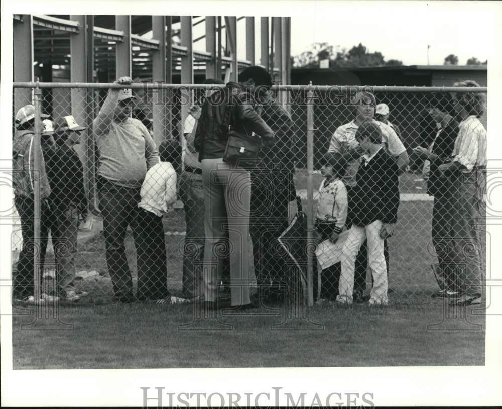 1981 Press Photo J.R. Richard Houston Astros Baseball Player with Fans - Historic Images