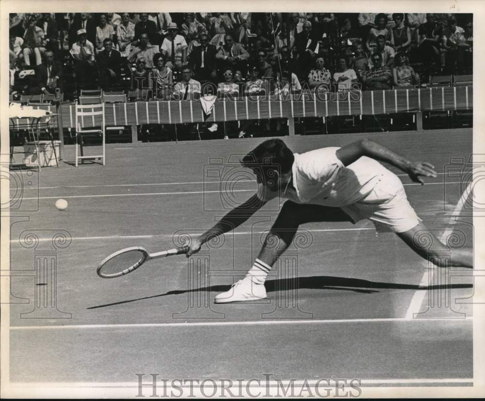 1965 Press Photo Tennis player Rafael Osuna stretches for tennis ball.- Historic Images