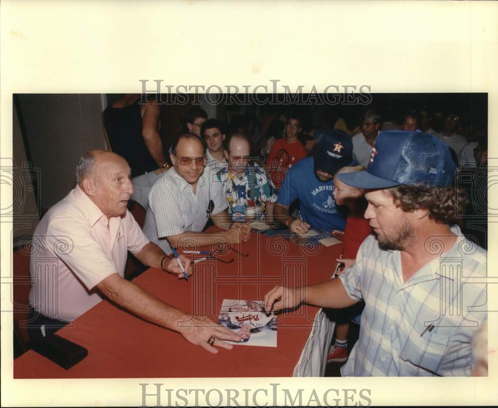 1988 Press Photo Warren Spahn signs Autographs at Baseball Card Show in Houston- Historic Images