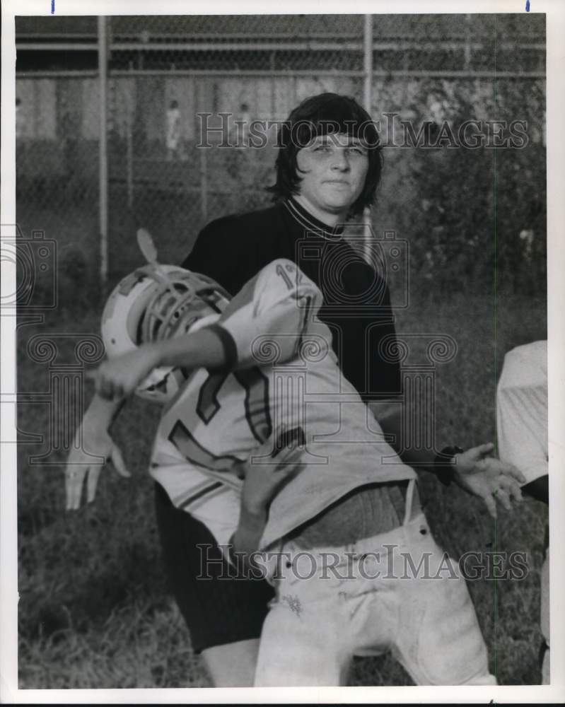 1974 Press Photo Dodie Rollins, Almeda Dolphins Football with Players - Historic Images