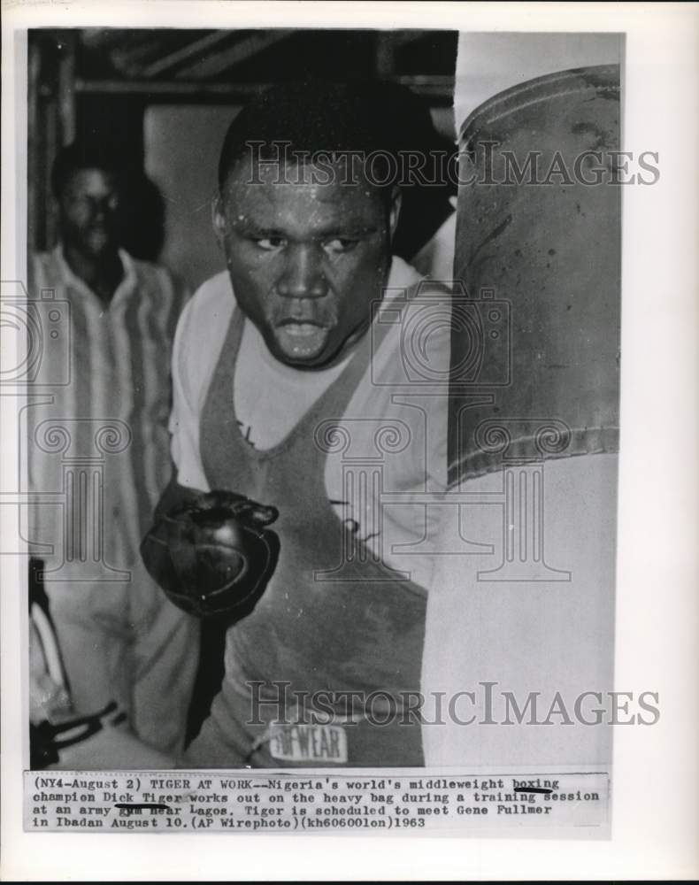 1963 Press Photo Boxer Dick Tiger works out at army gym near Lagos. - hps14583 - Historic Images