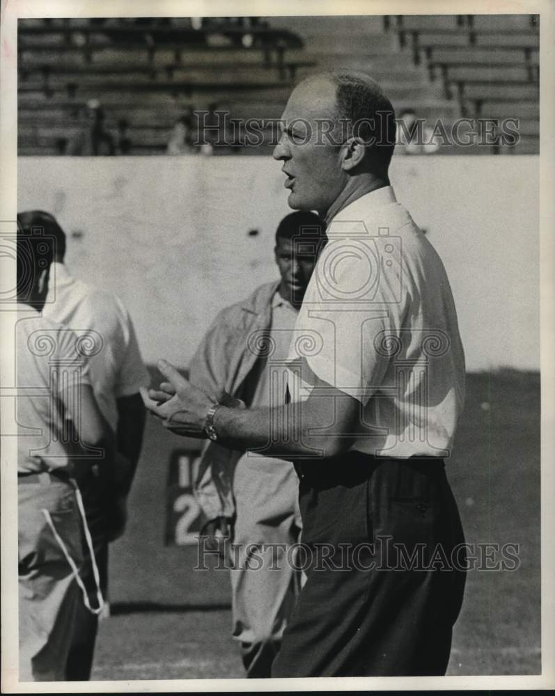 1965 Press Photo Oilers Hugh Taylor talks to players on football field- Historic Images