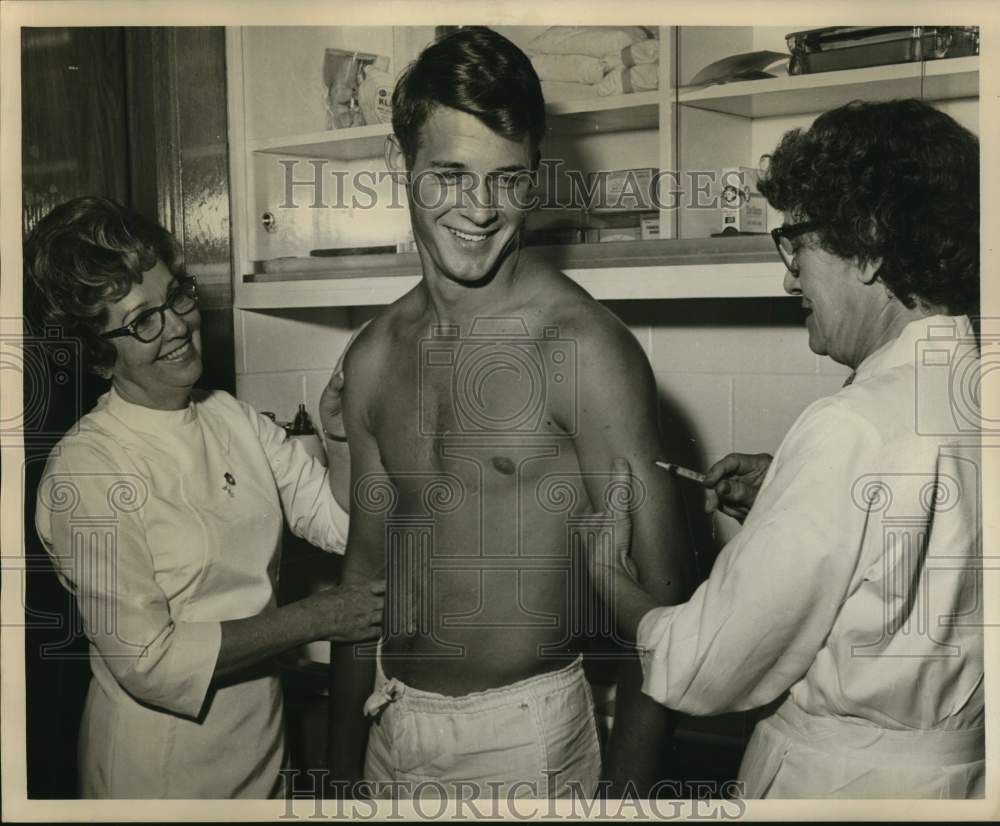 1969 Press Photo Nurses Dollie Fullen &amp; Grace Werner Give Gary Thomas a Shot - Historic Images