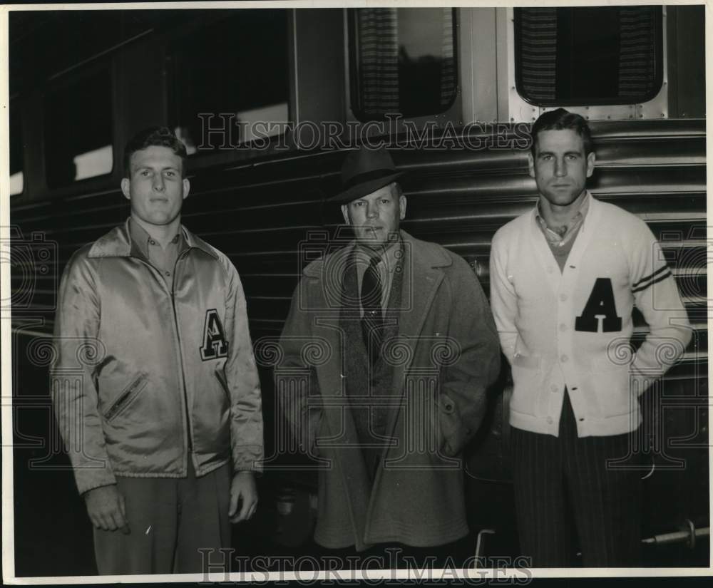 1958 Press Photo Sports figure Fred Thomsen and companions near train - Historic Images