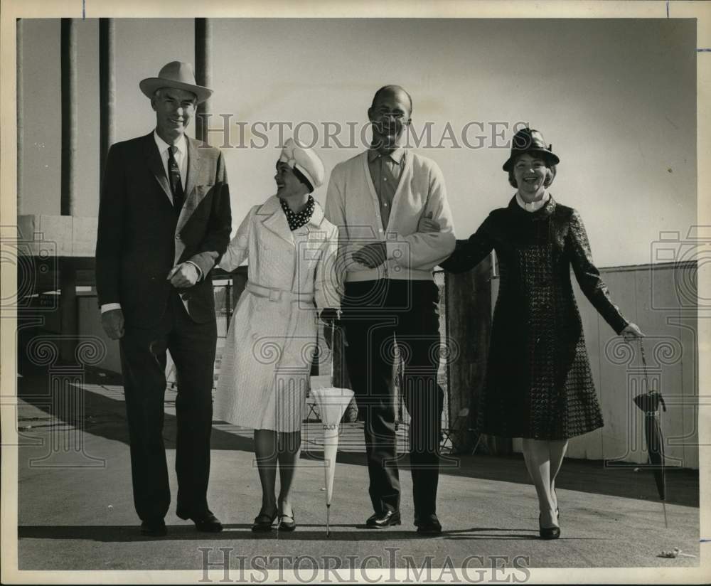 1965 Press Photo Bones Taylor and companions with raincoats, umbrellas - Historic Images