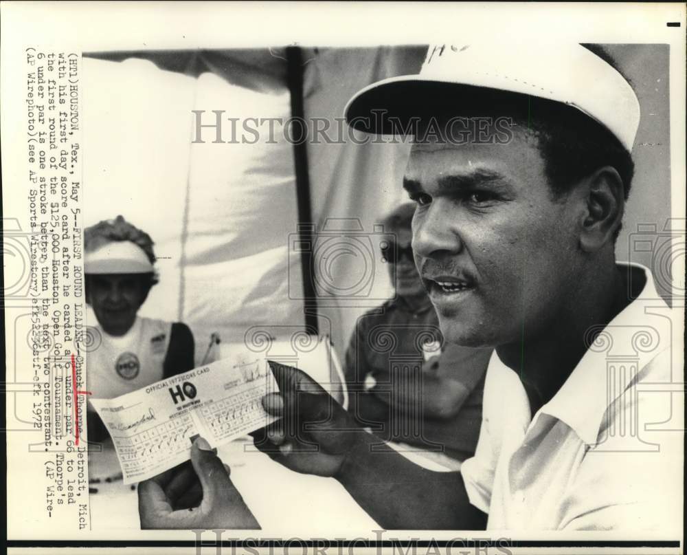 1972 Press Photo Golfer Chuck Thorpe with scorecard at the Houston Open- Historic Images