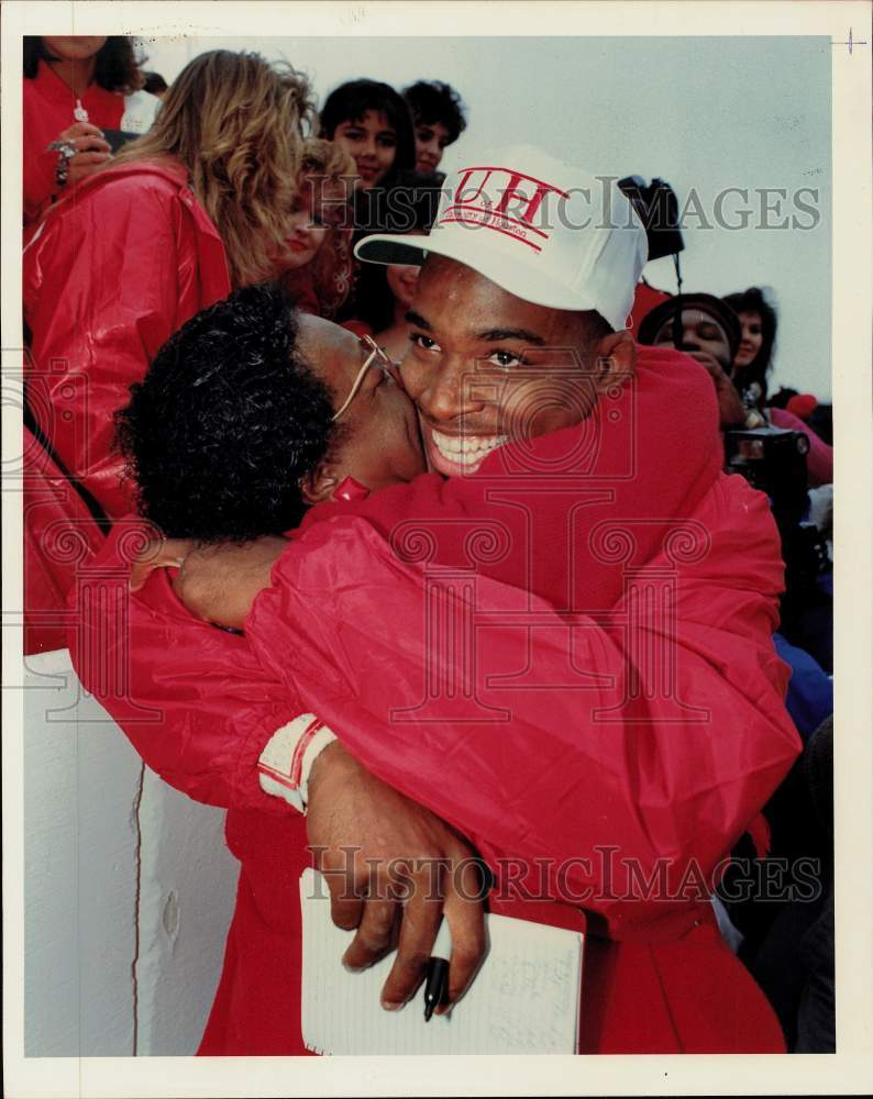 1989 Press Photo Football star Andre Ware, grandmother Marie Gentry in Houston - Historic Images
