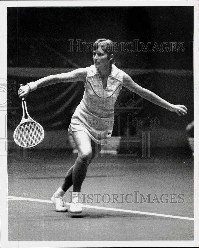 1974 Press Photo Tennis Player Leslie Bowery Watches Return Shot - hps16146- Historic Images