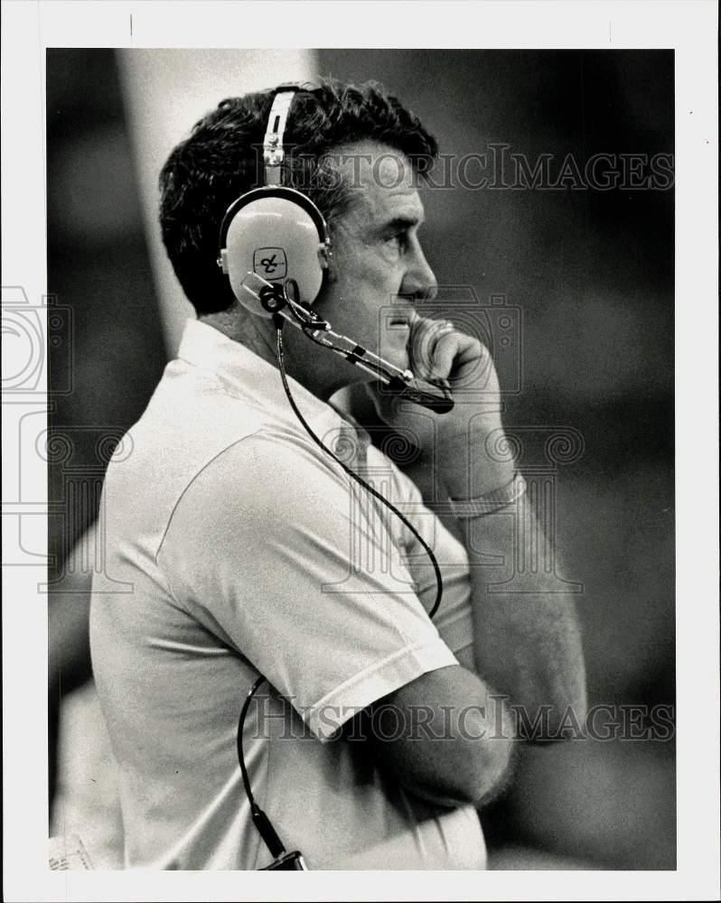 1983 Press Photo Houston Oilers football coach Chuck Studley on sideline - Historic Images