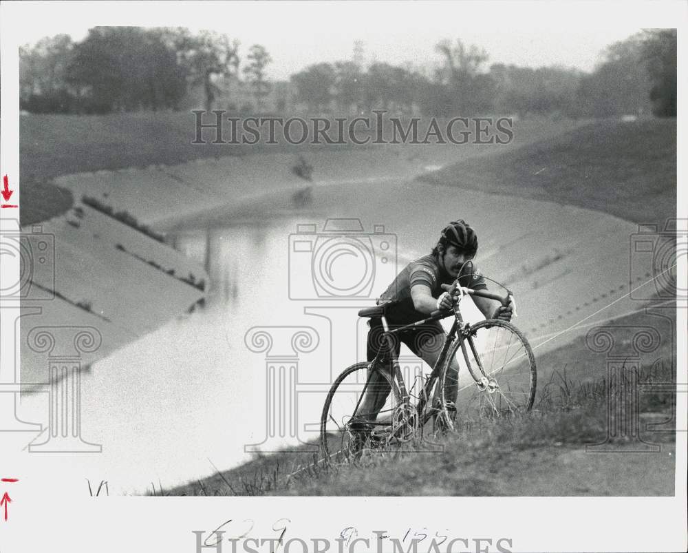 1981 Press Photo Bicyclist Brent Wymond Pushes Bike Up Hill During Race- Historic Images