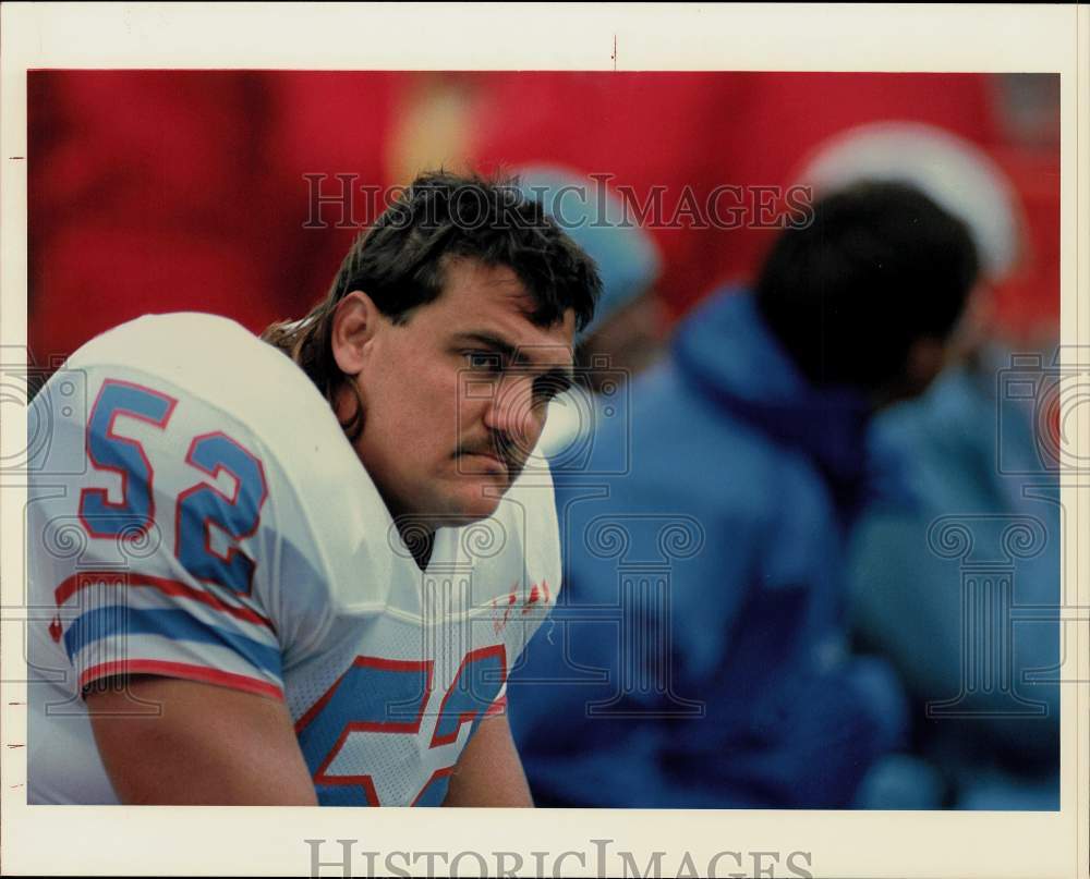 1988 Press Photo Houston Oilers Football Player Jay Pennison Watches Game - Historic Images